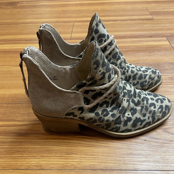 Buckle Spartan Leopard  Women’s Print  Ankle Boot Size 7 - Picture 2 of 7